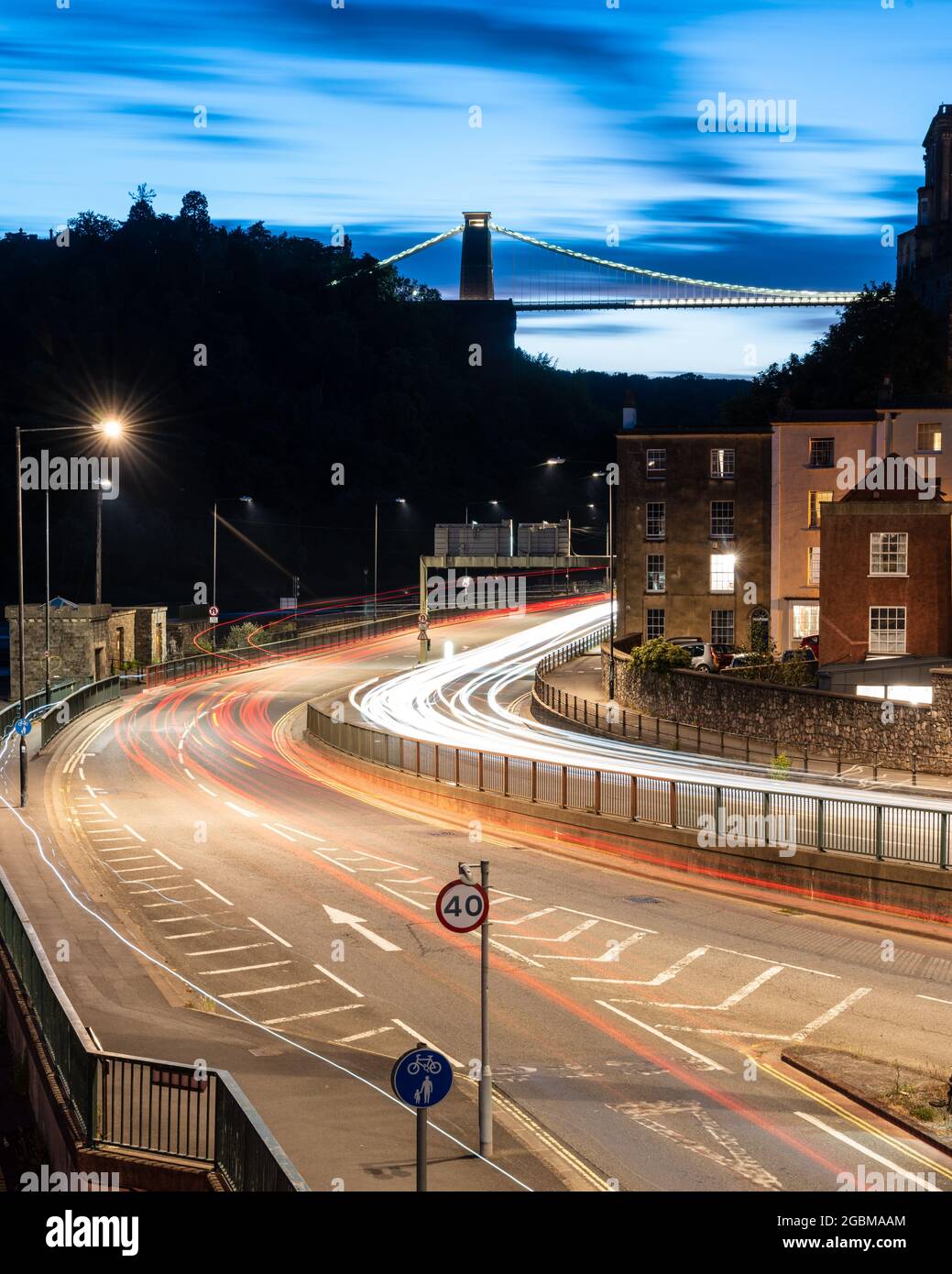 Il traffico lascia sentieri leggeri di notte sulla metà del 20 ° secolo Cumberland Basin sistema stradale a Hotwells, Bristol, un'area prevista per la rigenerazione. Foto Stock