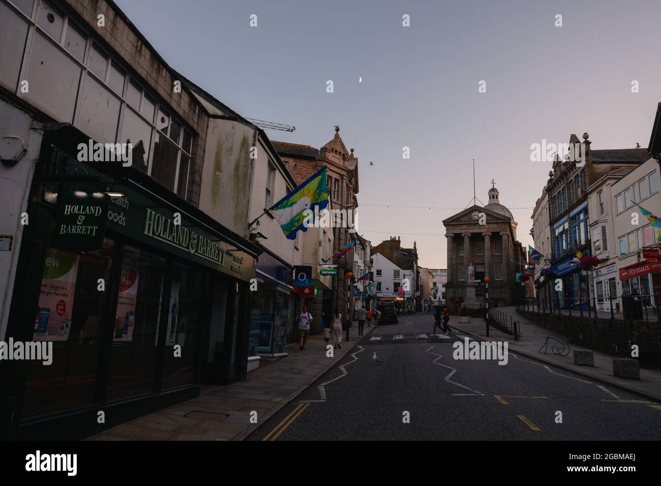 Market Jew Street (High Street) guardando verso la Lloyds Bank, centro città di Penzance, Cornovaglia, Inghilterra sud-occidentale, Regno Unito, Luglio 2021 Foto Stock
