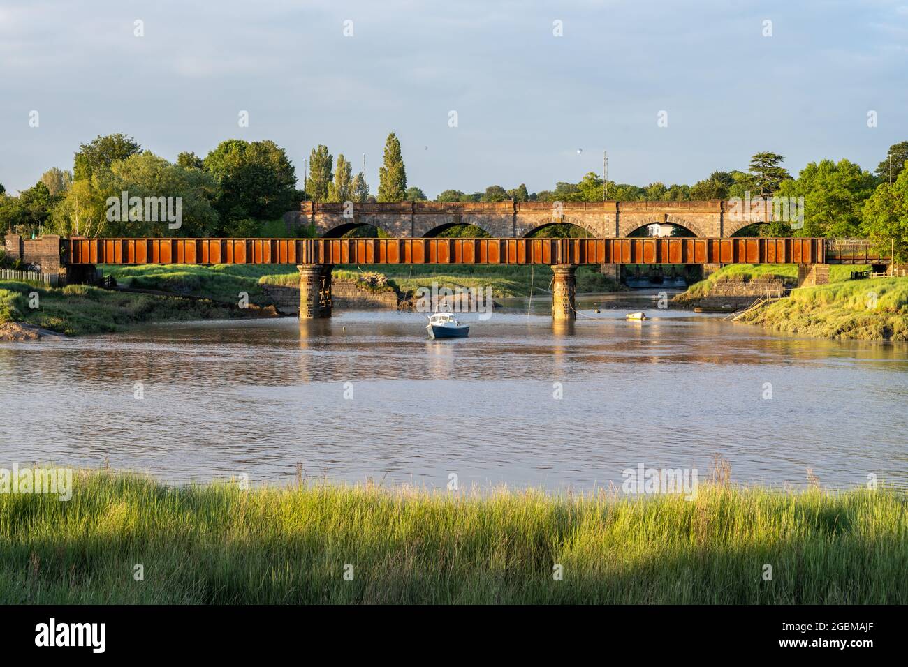 Il fiume Trym scorre sotto i viadotti della A4 Portway Road e Severn Beach Line ferrovia verso l'estuario del Avon a Sea Mills a Bristol. Foto Stock