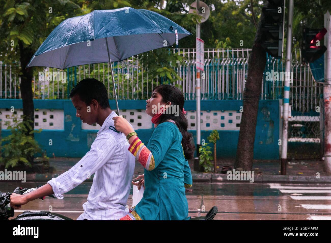 Kolkata, India. 04 agosto 2021. Diverse parti di Kolkata hanno riferito di waterlogging oggi a seguito di forti piogge in città. La congestione del traffico è stata riportata anche in alcune parti della città di oggi. Kolkata e altre parti del Bengala occidentale hanno visto forti deversazioni negli ultimi giorni, il che ha portato a disboscamento di acqua in diversi luoghi e interruzione del trasporto ferroviario e stradale. I bambini sono stati visti giocare nelle corsie loggate in acqua e dalle corsie di Amherst Street, come la zona era completamente sotto l'acqua. (Foto di Sourojeet Paul/Sipa USA) Credit: Sipa USA/Alamy Live News Foto Stock