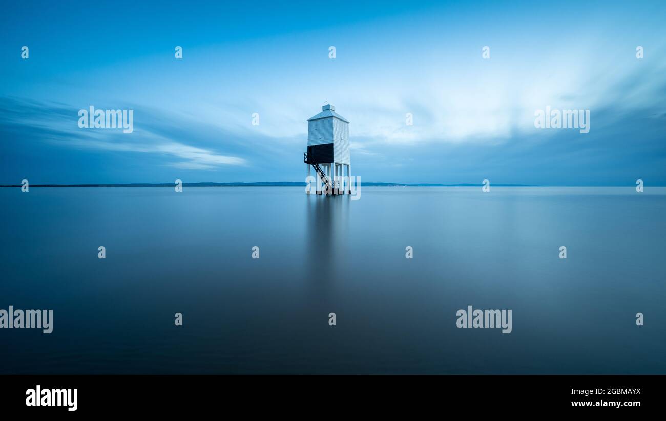 Il faro in legno a basso livello si trova nelle acque dell'alta marea di Bridgwater Bay a Burnham-on-Sea nel Somerset. Foto Stock
