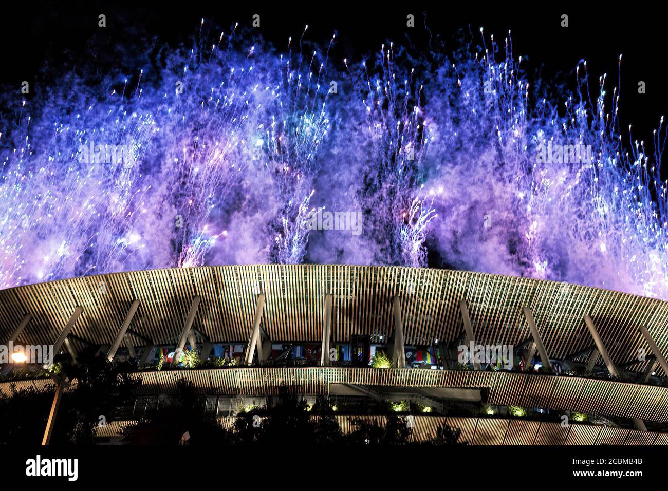 Fuochi d'artificio visti allo Stadio Olimpico Nazionale nella notte di apertura dei Giochi Olimpici di Tokyo 2020. Foto Stock