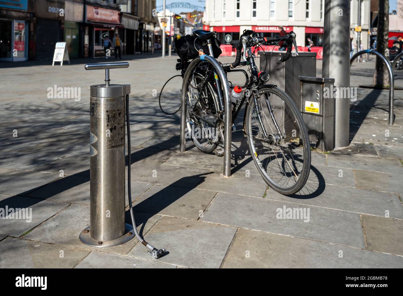 Una pompa ciclabile pubblica Cyclehoop si trova accanto al parcheggio in una piazza pubblica nel centro di Weston-Super-Mare. Foto Stock