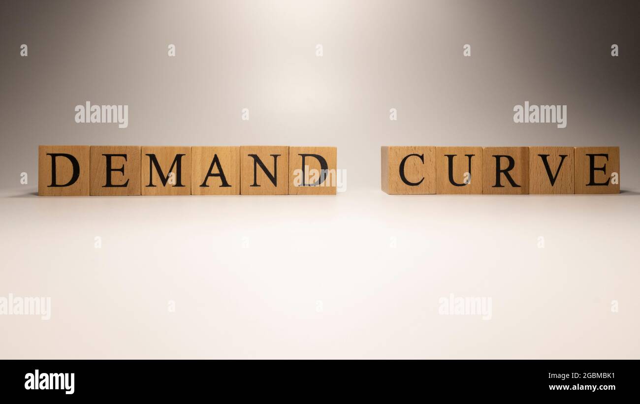 Il nome curva di domanda è stato creato da cubi di lettere in legno. Economia e finanza. Primo piano. Foto Stock