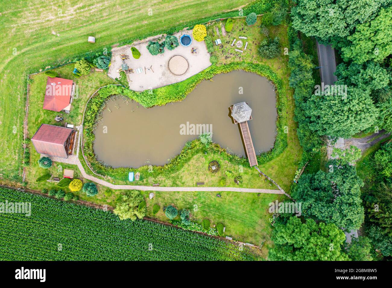Vista aerea della casa di campagna dal piccolo lago, luogo idilliaco per il chillout Foto Stock