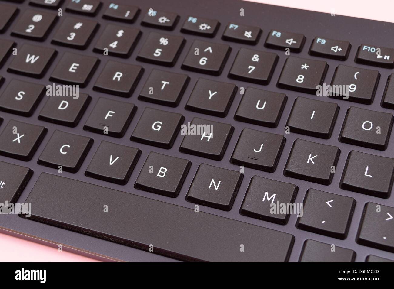 Tastiera Bluetooth nera per tablet o PC su sfondo rosa Foto stock - Alamy