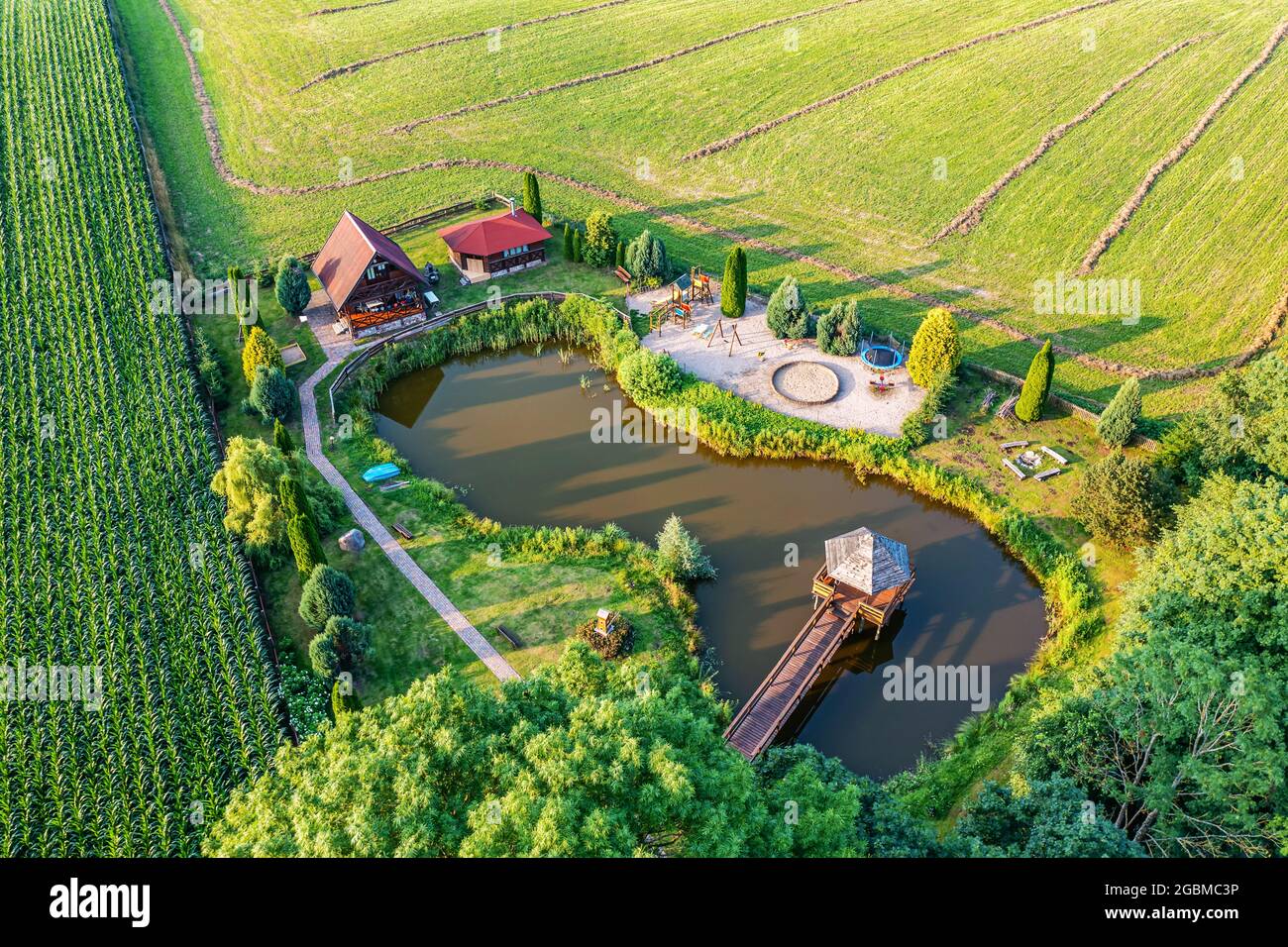 Vista aerea della casa di campagna dal piccolo lago, luogo idilliaco per il chillout Foto Stock