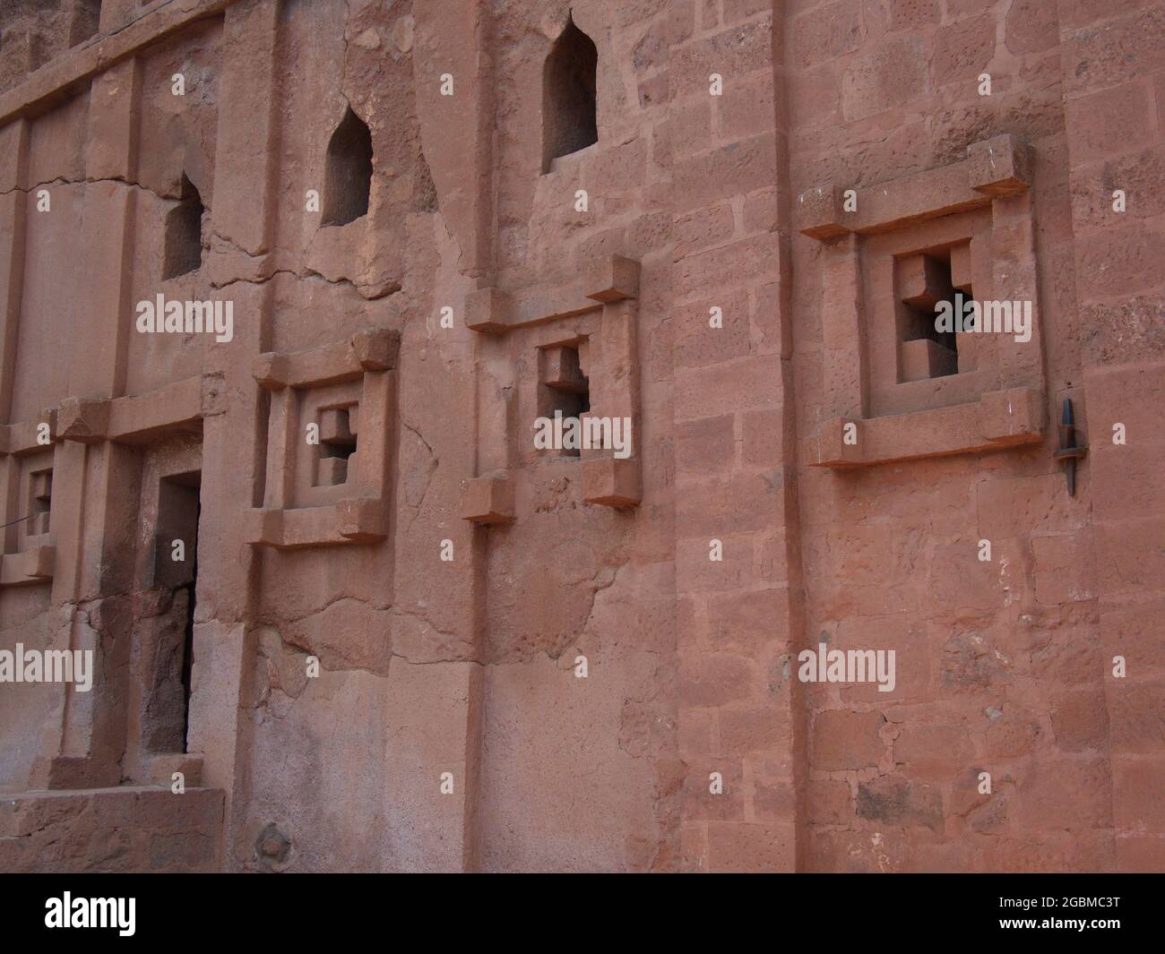 Paesaggio closeup di una chiesa sotterranea scavata nella roccia in Lalibela, sito patrimonio dell'umanità dell'UNESCO, Etiopia. Foto Stock