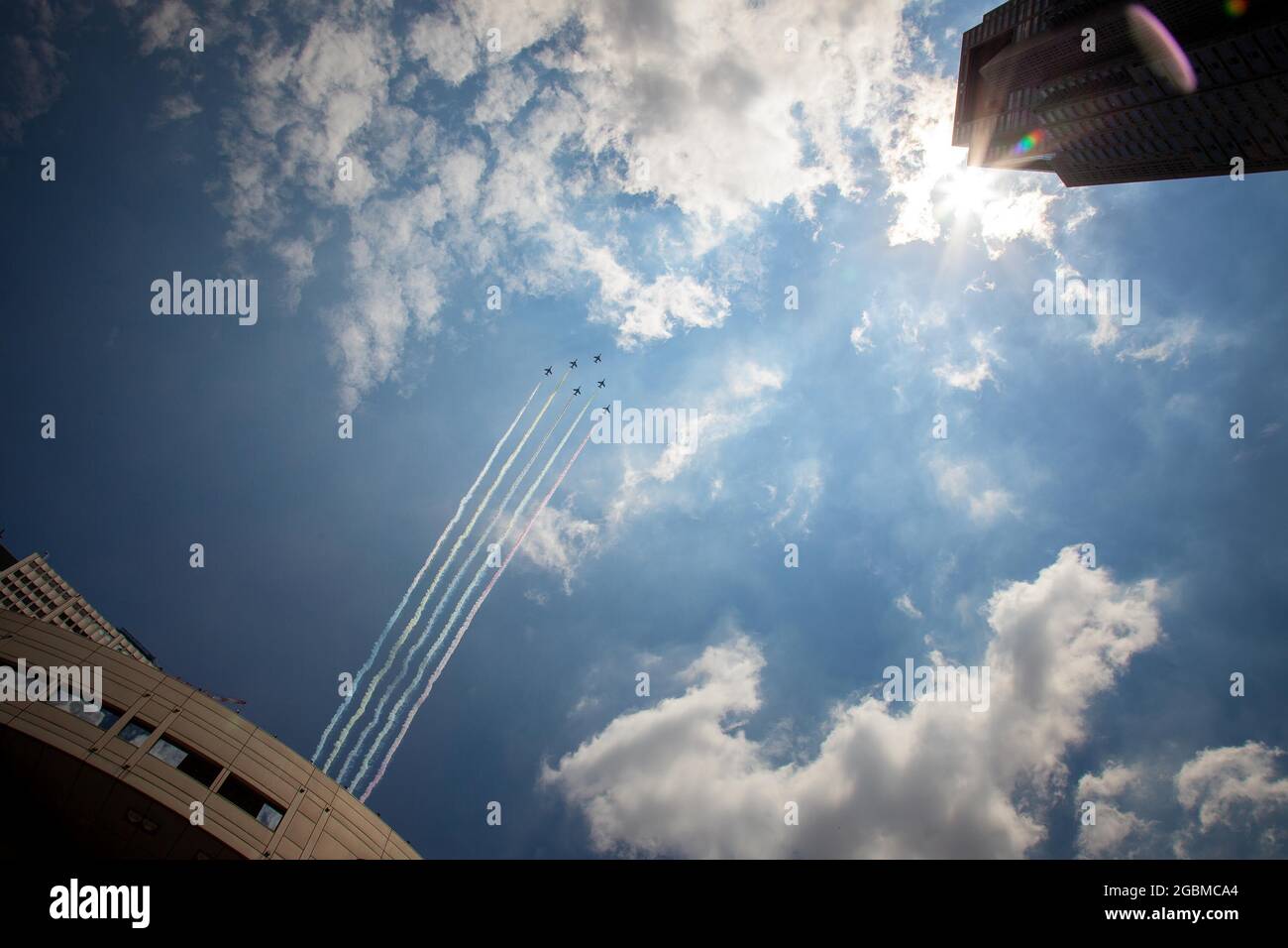 Tokyo, Giappone. 23 luglio 2021. La squadra acrobatica Blue Impulse della Japan Air Self-Defense Force (ASDF) sorvola la città durante la cerimonia di apertura dei Giochi Olimpici di Tokyo 2020. (Credit Image: © Tanja Houwerzijl/SOPA Images via ZUMA Press Wire) Foto Stock