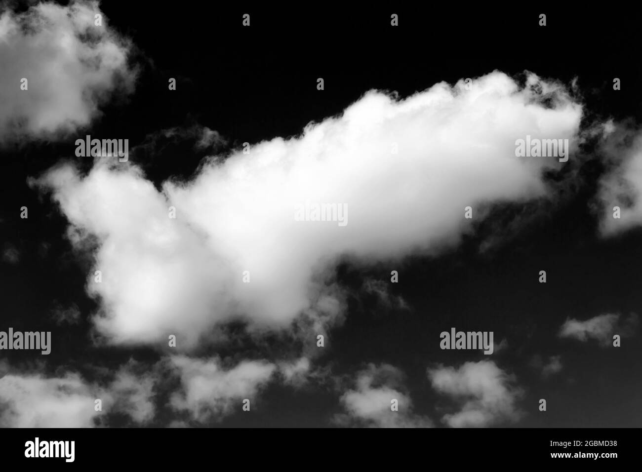 Cielo con cumulo nuvole bianche può utilizzare come sfondo della natura. In bianco e nero Foto Stock