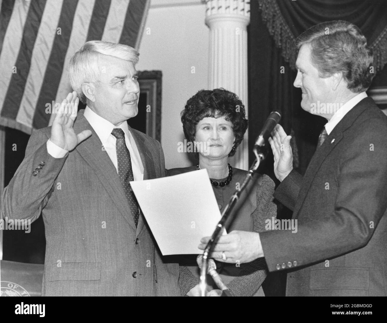 Austin, Texas USA, 1988: La Rep. Di Stato David Counts (a sinistra) è giurata in carica dal presidente della Camera, Gib Lewis, sul pavimento della Camera dei rappresentanti del Texas. ©Bob Daemmrich Foto Stock