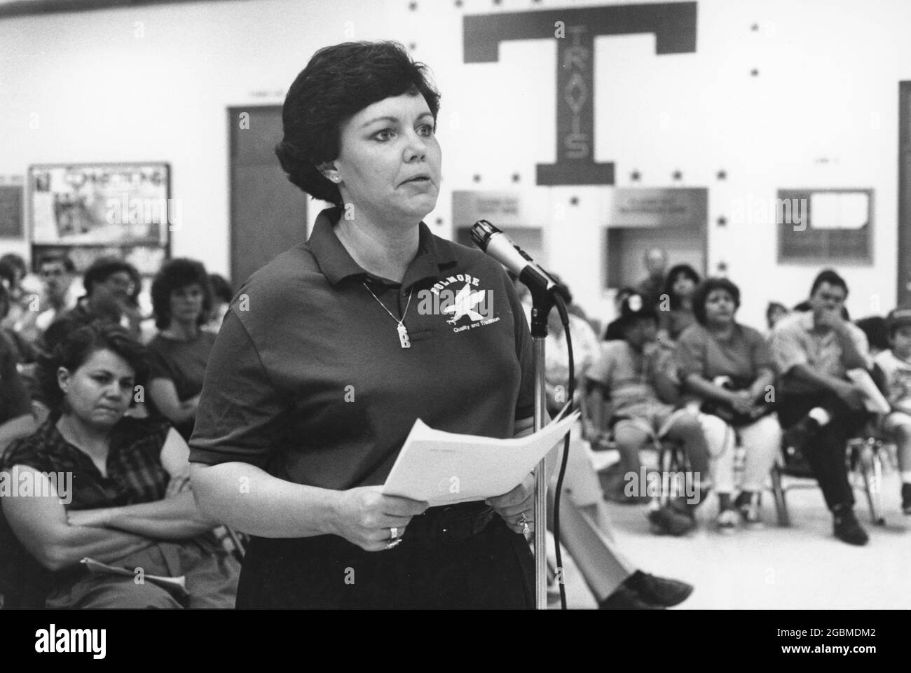 Austin, Texas USA, circa 1992: La madre di sesso femminile testimonia davanti ai membri del consiglio scolastico ad un'audizione pubblica circa la possibile chiusura della scuola del suo bambino a causa della bassa iscrizione. ©Bob Daemmrich Foto Stock