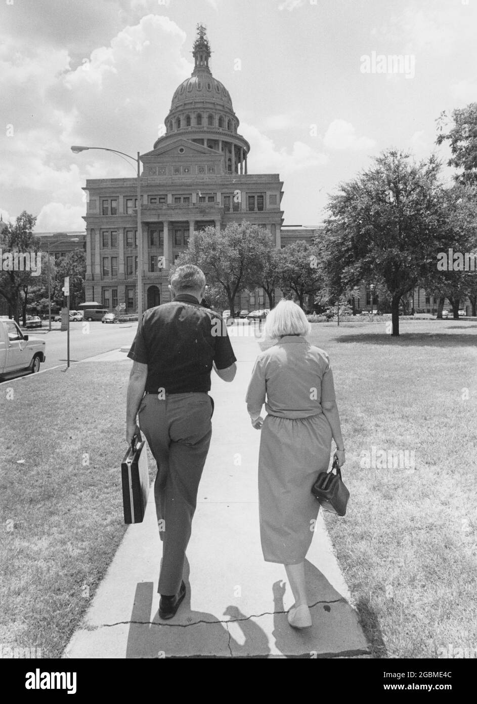 Austin, Texas USA, circa 1991: I lobbisti maschili e femminili camminano verso il Campidoglio del Texas per incontrare i legislatori durante la sessione legislativa. ©Bob Daemmrich Foto Stock