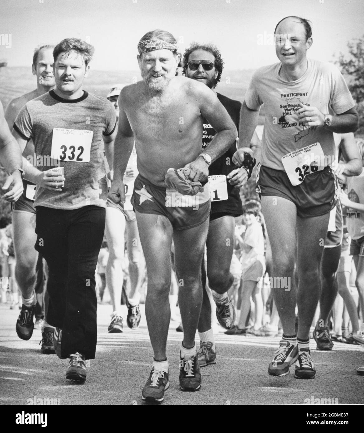 Austin, Texas USA, circa 1980: Il musicista Willie Nelson, indossando gli shorts da running a tema della bandiera del Texas, gareggia in foostace al suo Briarcliff Country Club ad ovest di Austin. ©Bob Daemmrich Foto Stock