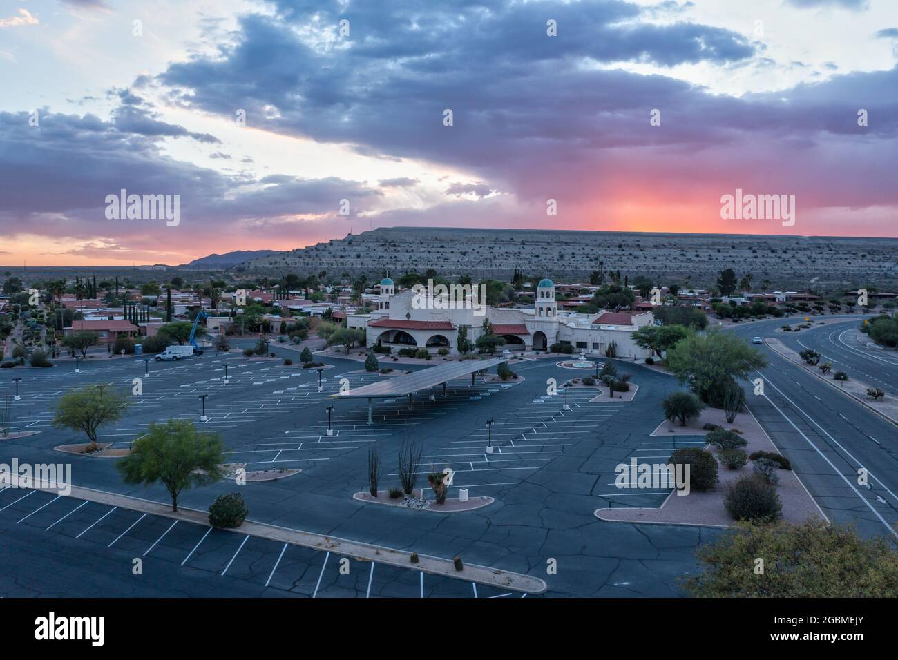 Chiesa e casa a Green Valley, Arizona con miniera di pali Foto Stock