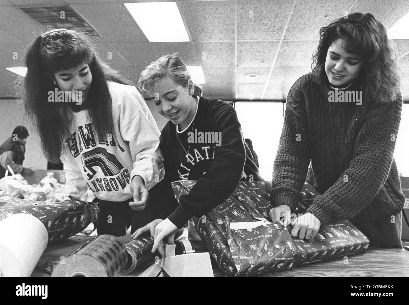 Austin Texas USA, circa 1990: I volontari adolescenti avvolgono regali di Natale donati che saranno dati alle famiglie a basso reddito attraverso il programma di vacanza Blue Santa del Dipartimento di polizia di Austin. ©Bob Daemmrich Foto Stock