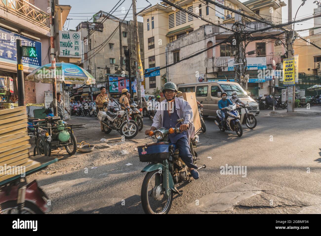 Traffico di punta occupato in Vietnam. Ho Chi Minh, Vietnam - 19 marzo 2020 Foto Stock