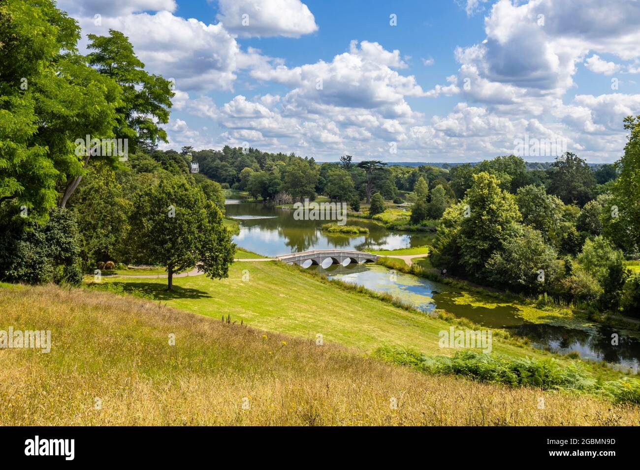 Vista del Five Arch Bridge e del lago nel Parco dei Paesaggi di Hamilton, giardini paesaggistici a Cobham, Surrey, Inghilterra sud-orientale, Regno Unito Foto Stock