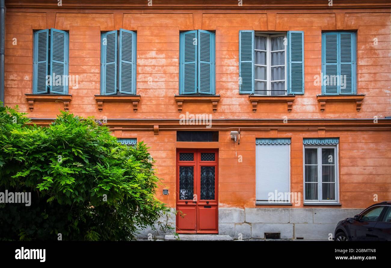 Rouen, Francia, ottobre 2020, vista di una facciata di una casa color terracotta nella parte vecchia della città Foto Stock