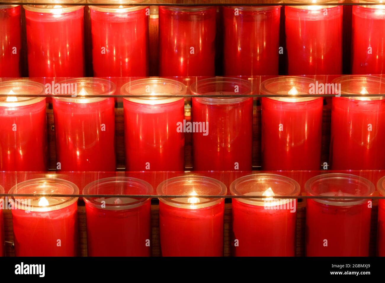 Candele di preghiera che bruciano all'interno di una chiesa nel nord della California Foto Stock