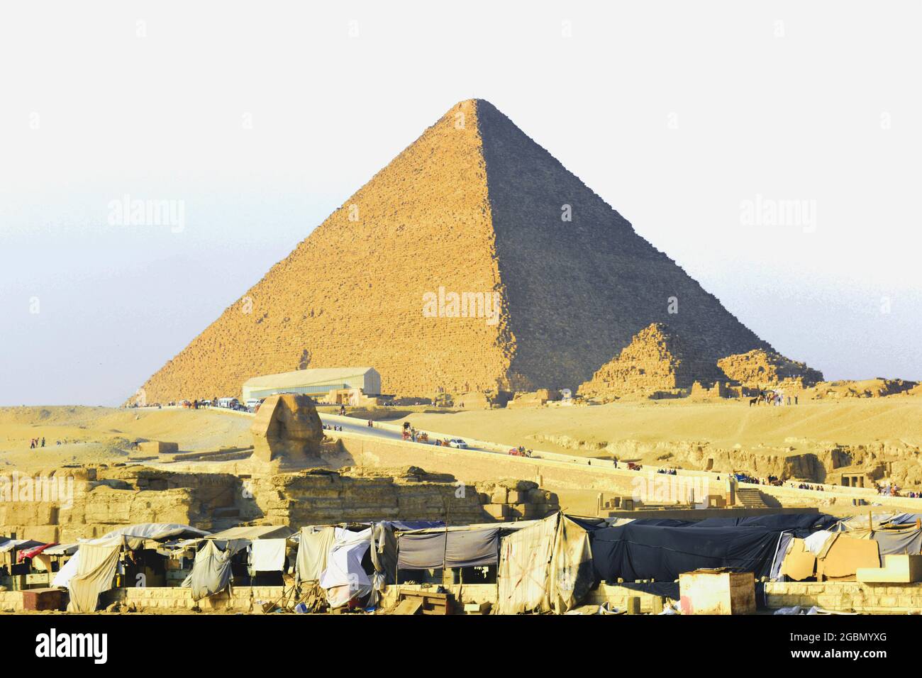 La grande piramide di Giza, Egitto, Khufu piramide nel deserto di Giza con la Sfinge Foto Stock