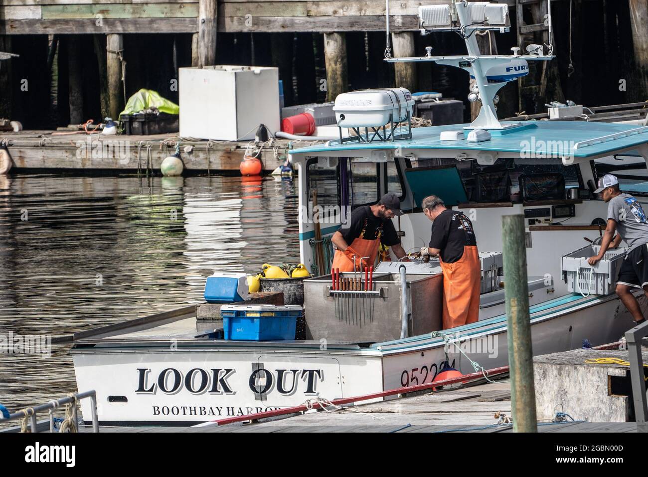 Boothbay Harbour, Maine, USA - 12 luglio 2021: I pescatori scaricano la loro cattura quotidiana di aragosta al molo. Foto Stock