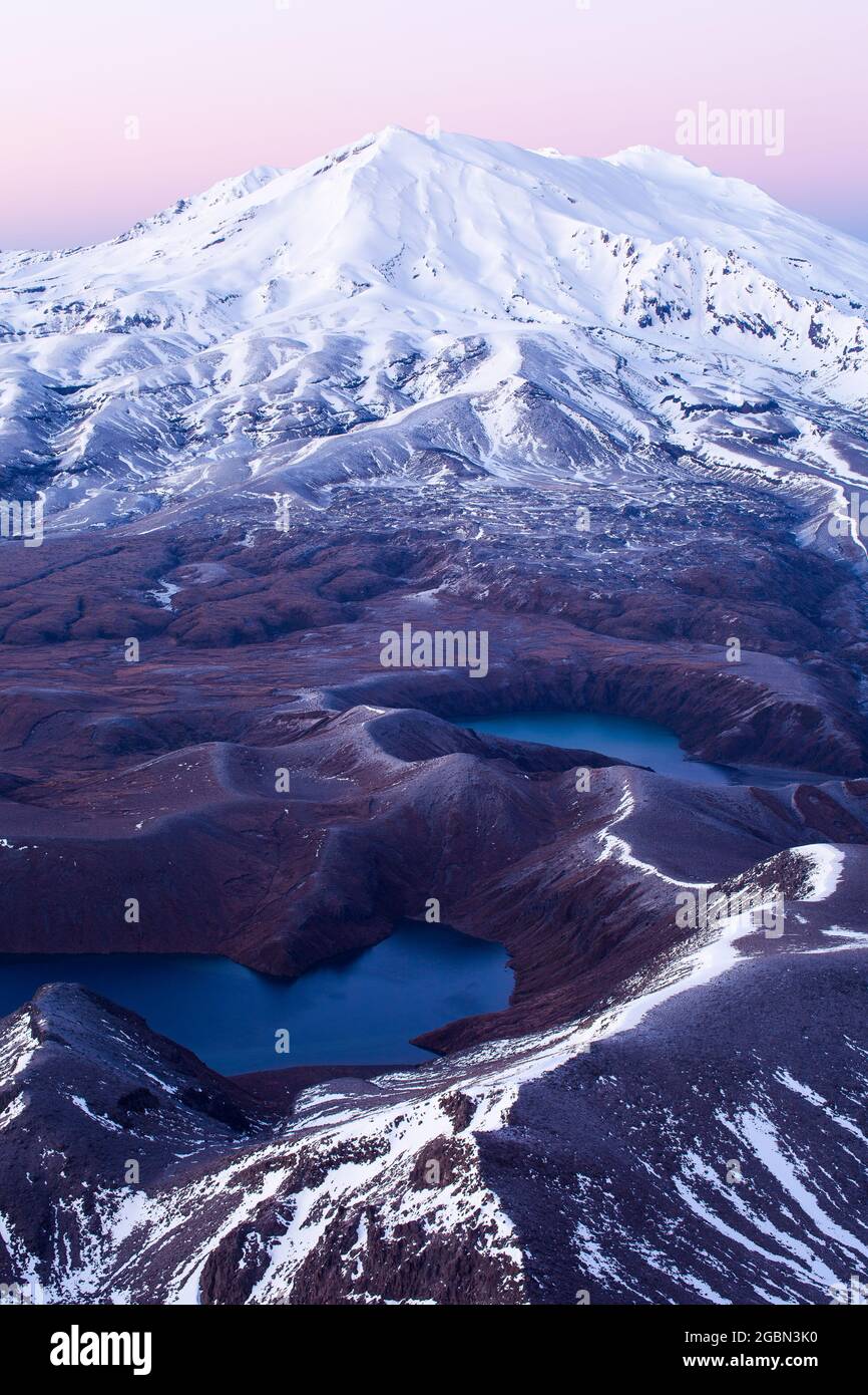 Il Monte Ruapehu e i Laghi di Tama sono visti dalla cima del Monte Ngaruhoe, il Parco Nazionale di Tongariro, Nuova Zelanda Foto Stock
