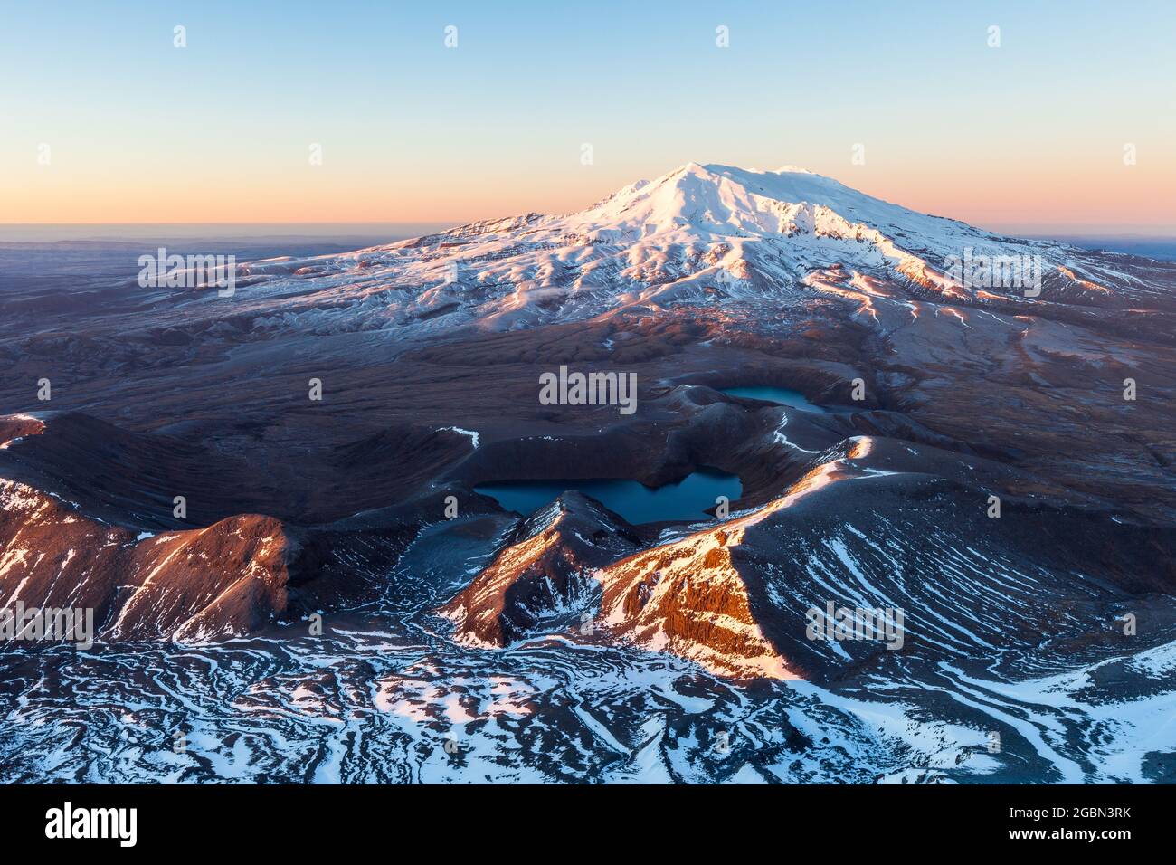 Dawn vista del Monte Ruapehu e dei Laghi di Tama dalla cima del Monte Ngaruhoe, Parco Nazionale di Tongariro Foto Stock