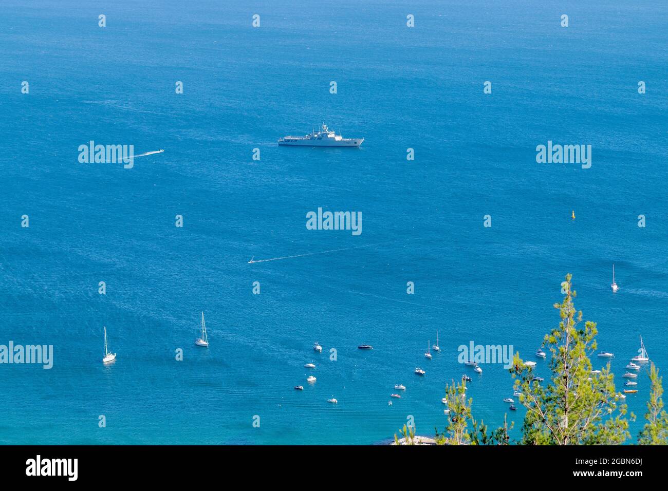 Nave da guerra marina portoghese nelle acque di Sesimbra Little Port im standby Foto Stock