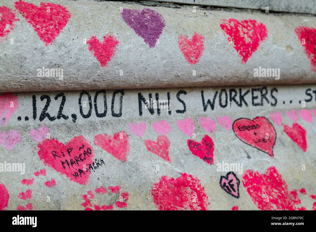 Londra, Regno Unito. 04 agosto 2021. Le parole '122,000 lavoratori del NHS.' inscritte tra le migliaia di cuori sulla parete commemorativa del Covid19. Il National Covid Memorial Wall corre per circa un chilometro e mezzo lungo il fiume Tamigi, accanto all'ospedale St Thomas di Westminster. Il memoriale è iniziato intorno al 2021 aprile ed è decorato con più di 150,000 cuori rossi ciascuno rappresentante una vita persa a Covid19. Credit: SOPA Images Limited/Alamy Live News Foto Stock