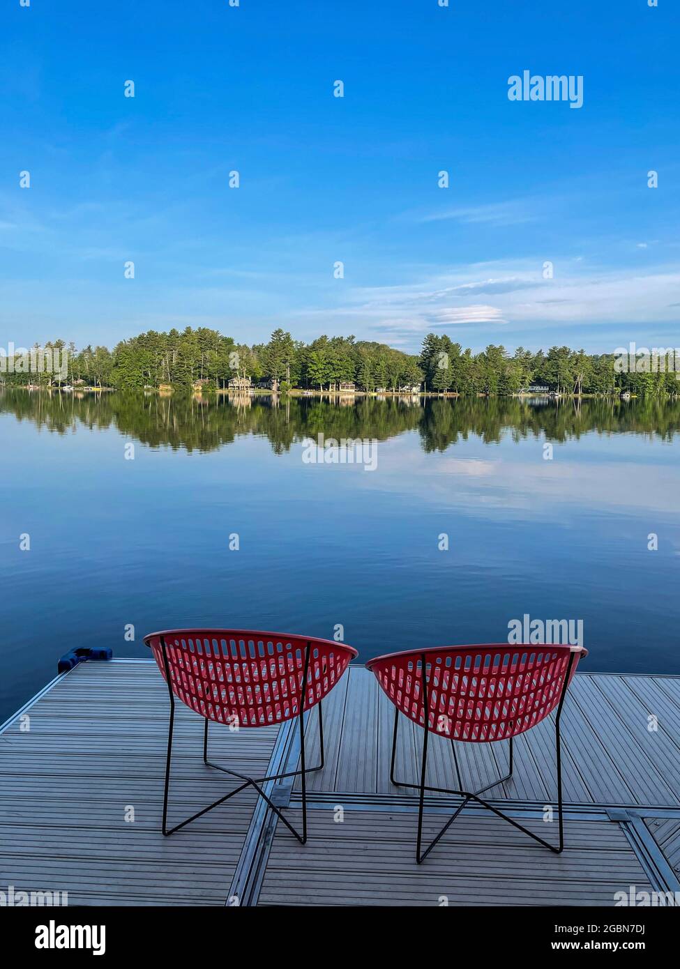 Ormeggia in un lago tranquillo Foto Stock
