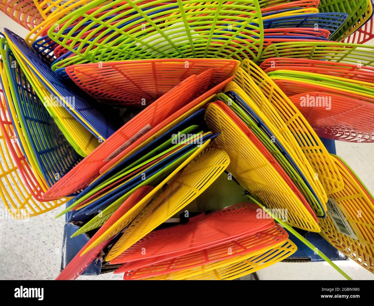 Cestino pieno di swaterters mosca colorati. Foto Stock