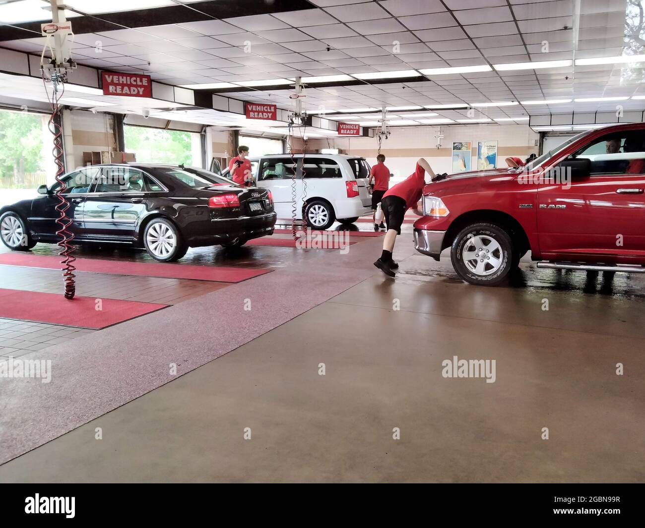 Blaine, Minnesota. I dipendenti puliscono le auto in un autolavaggio. Foto Stock