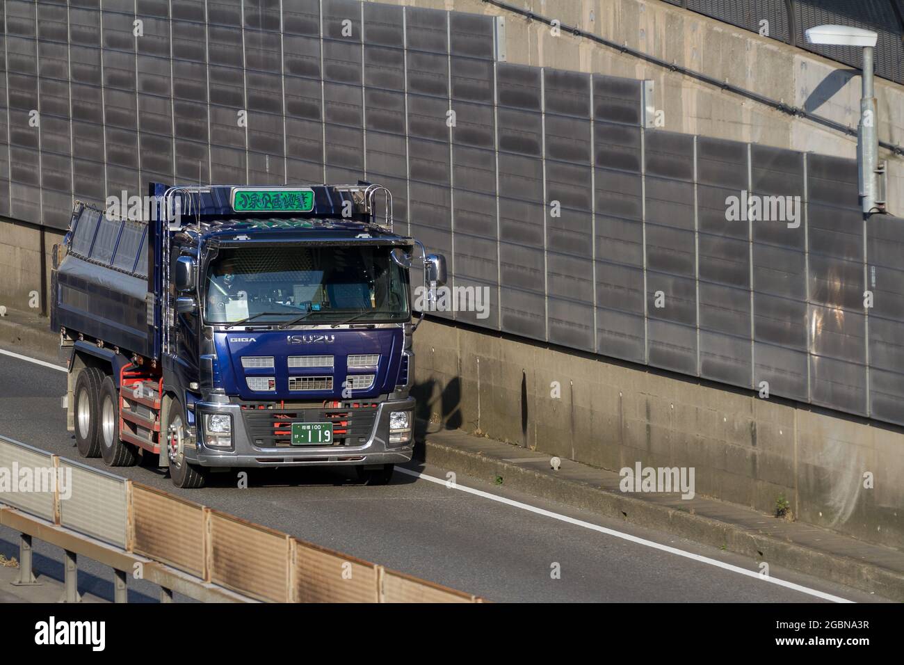 Un dumper Isuzu serie CYZ52 su una strada vicino a Tsuruma, Kanagawa, Giappone. Foto Stock