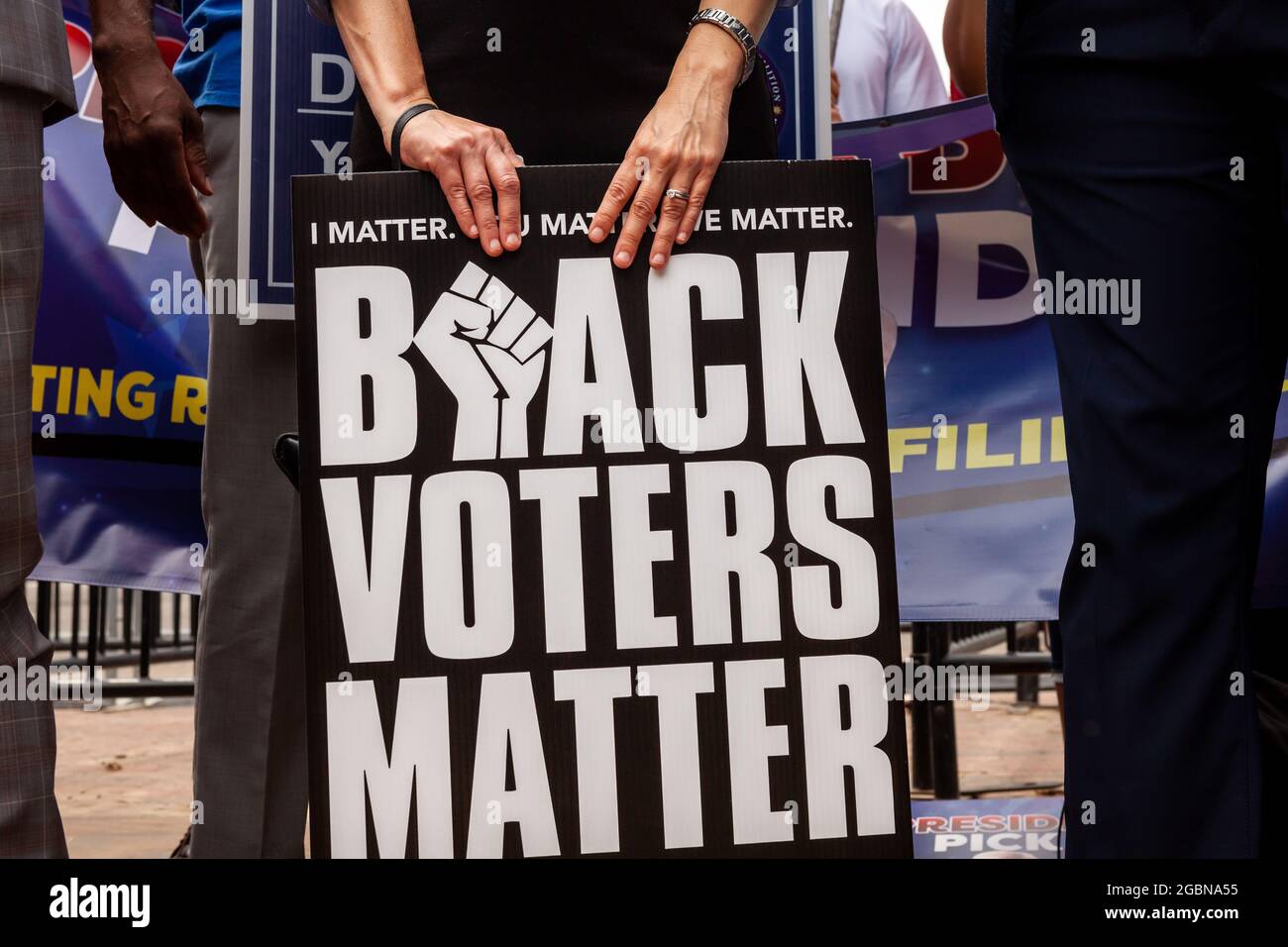 Washington, DC, USA, 4 agosto 2021. Nella foto: Gina Hinojosa, rappresentante dello stato del Texas, tiene un cartello nero sulla questione degli elettori alla fine della marcia Black votes Matter. La protesta è stata uno sforzo per esercitare pressioni sul presidente Biden affinché "prenda una parte", la continuazione del filibuster o la tutela dei diritti di voto. La Rep. Hinojosa è uno dei Texas-Democratici che hanno lavorato per proteggere i diritti di voto a Washington, DC, dopo aver violato il quorum per impedire che la legislazione volta a limitare l'accesso degli elettori diventi legge. Credit: Alison Bailey / Alamy Live News Foto Stock