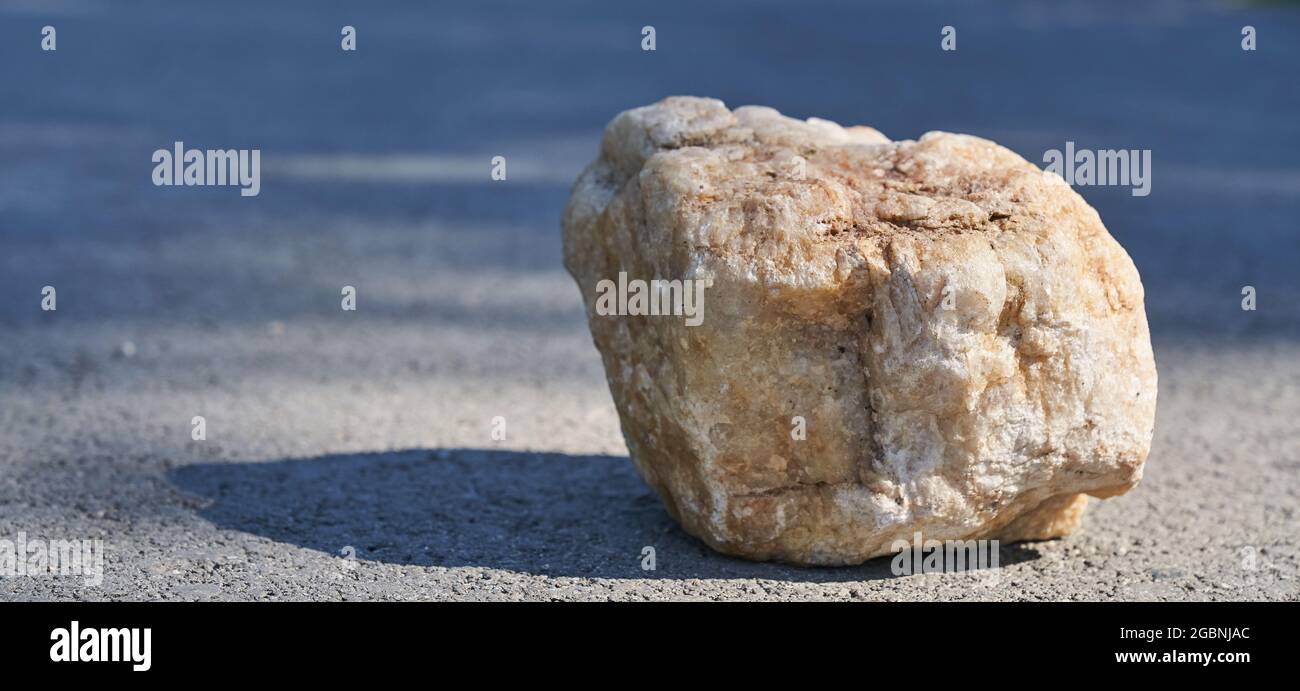 Podio per la presentazione del prodotto. Esposizione del prodotto con struttura in pietra beige, piedistallo di bellezza naturale alla luce del sole, messa a fuoco selettiva. Foto di alta qualità Foto Stock