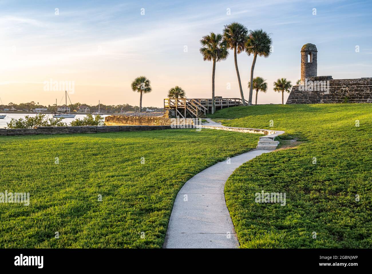 St. Augustine, il Castillo de San Marcos della Florida, il più antico forte in muratura degli Stati Uniti continentali, sulla Baia di Matanzas all'alba. (STATI UNITI) Foto Stock