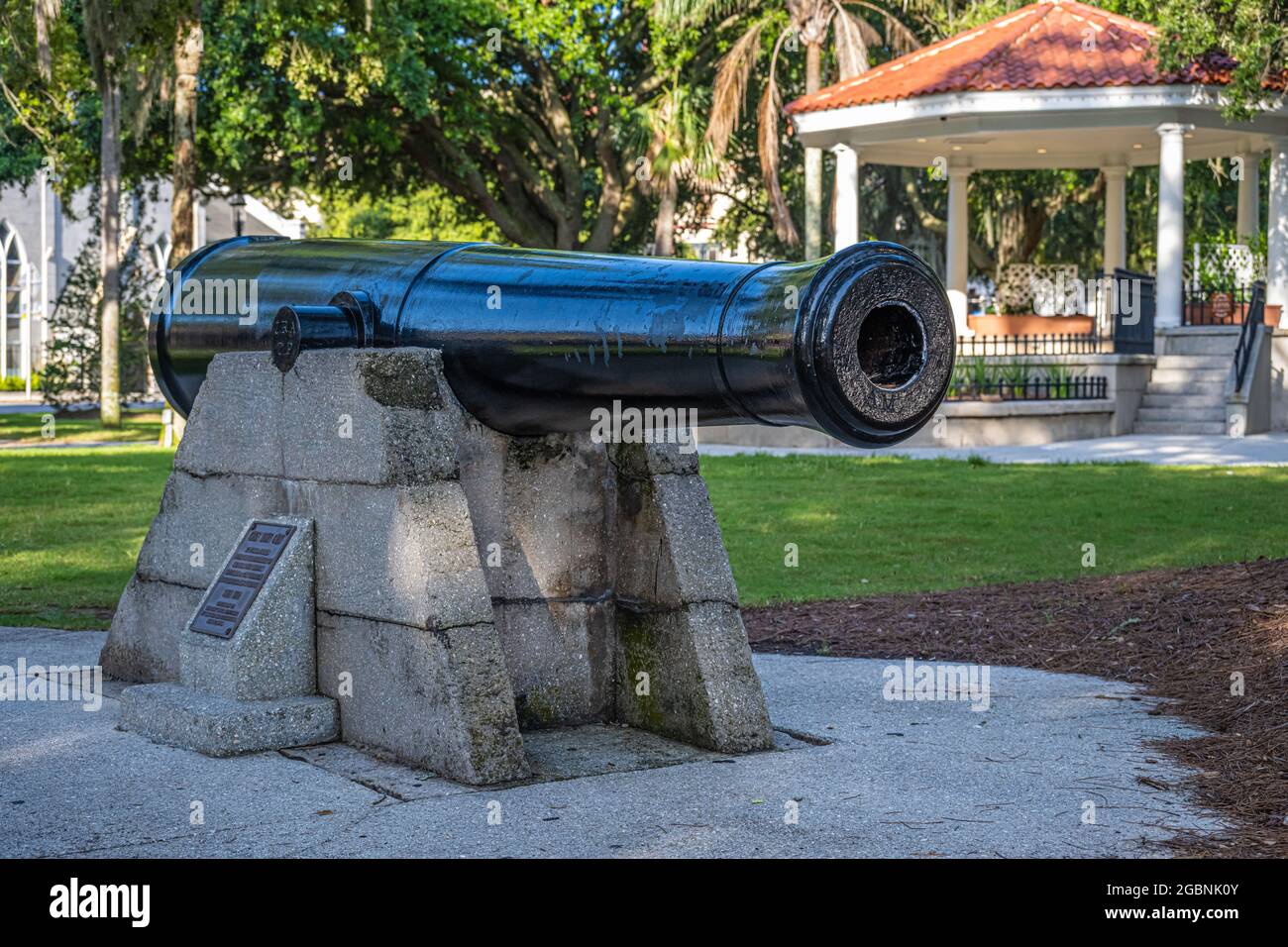 Mostra di cannoni in Plaza de la Constitucion, il più antico parco pubblico degli Stati Uniti, nella città vecchia di St. Augustine, Florida. (STATI UNITI) Foto Stock