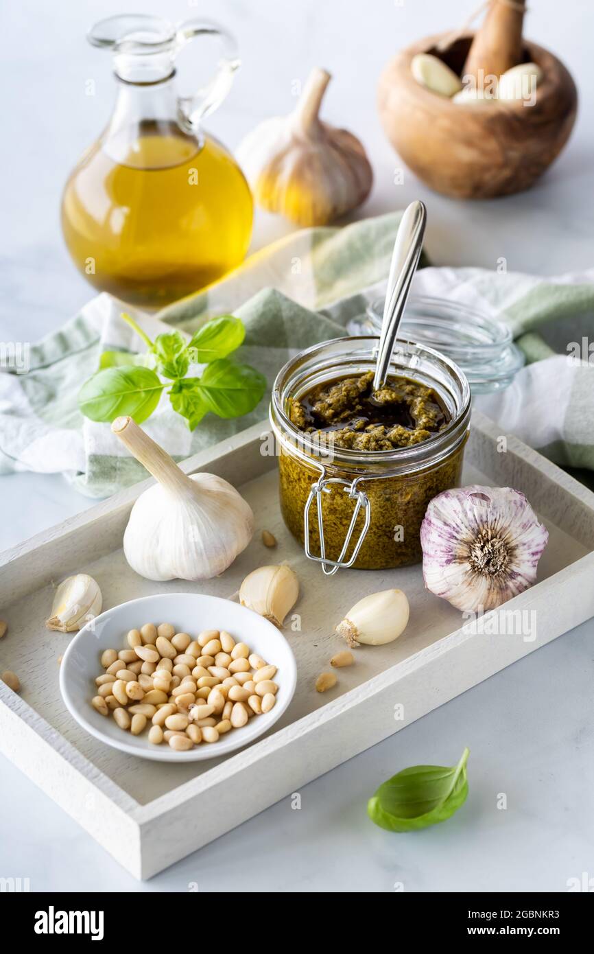 Vari ingredienti utilizzati nella preparazione del pesto al basilico. Foto Stock