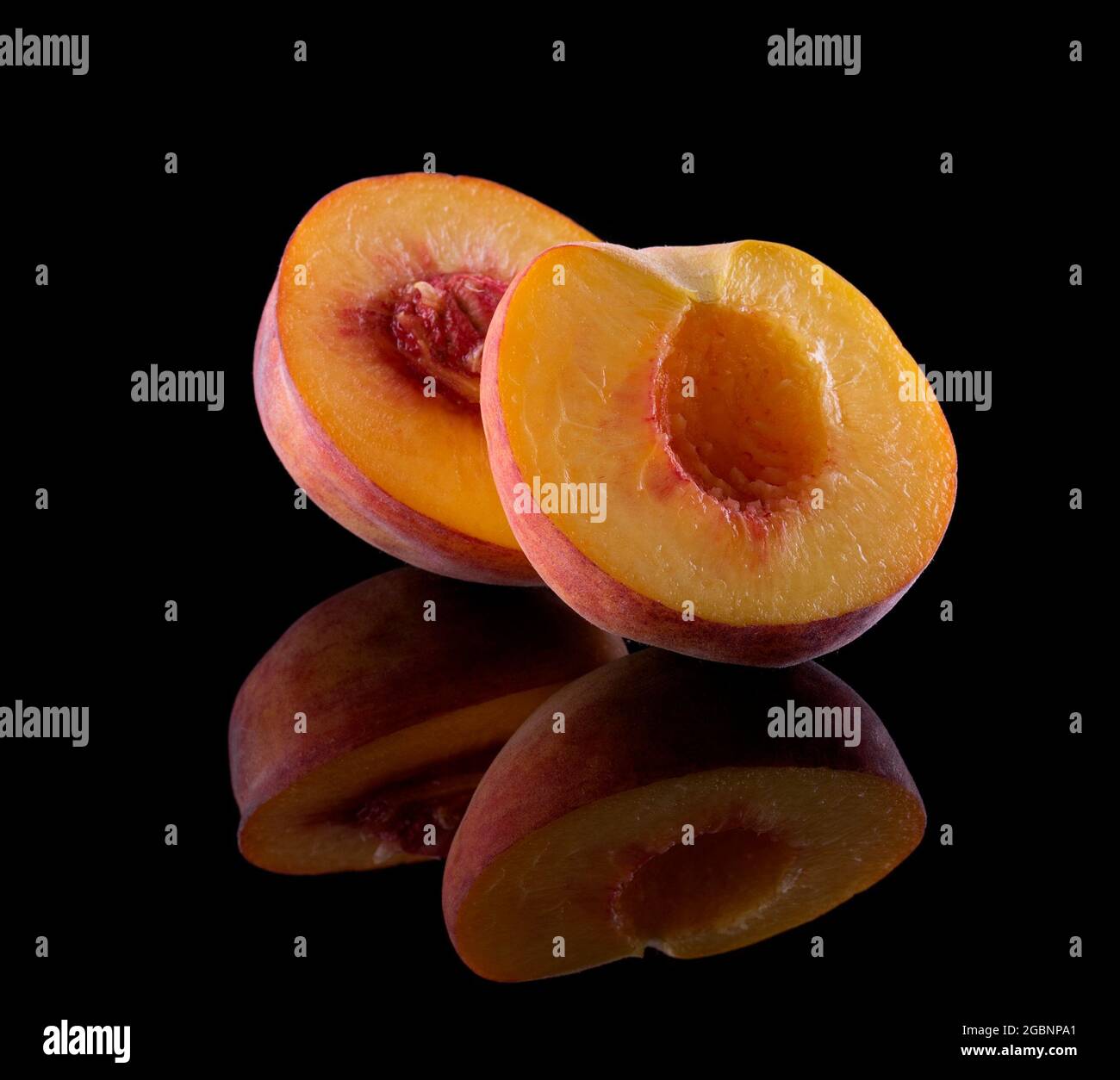 Pesca fresca tagliata isolata su fondo nero. Foto di alta qualità Foto Stock
