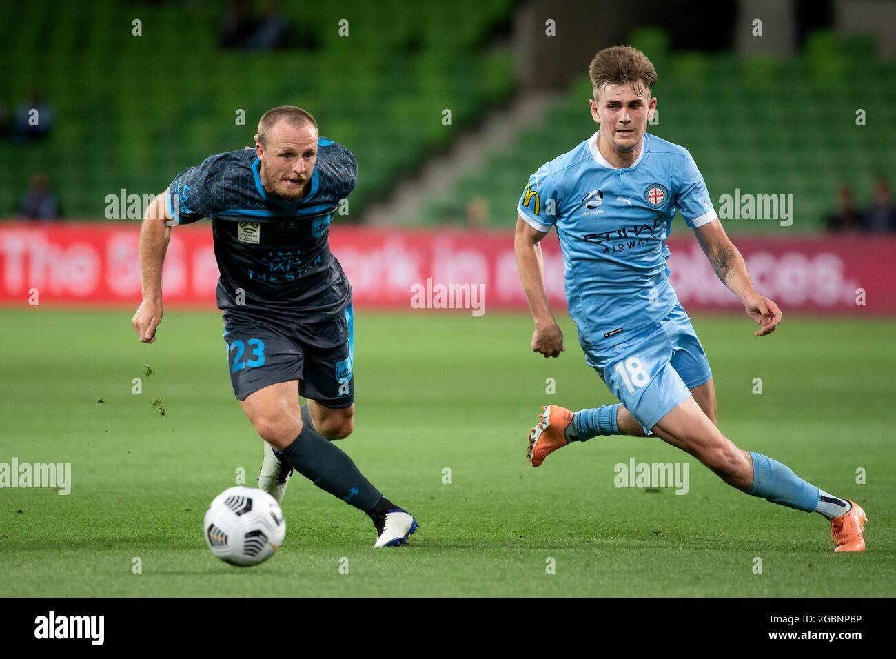 MELBOURNE, AUSTRALIA - FEBBRAIO 23: Il Rhyan Grant del Sydney FC controlla il pallone durante la partita di calcio Hyundai A-League tra il Melbourne City FC e il Sydney FC il 23 febbraio 2021 all'AAMI Park di Melbourne, Australia. Credit: Dave Hewison/Speed Media/Alamy Live News Foto Stock