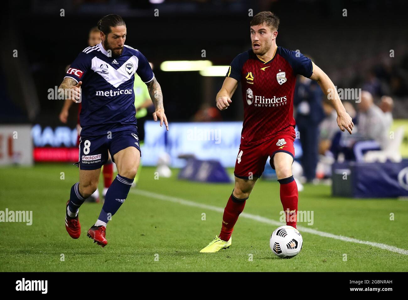 MELBOURNE, AUSTRALIA - MARZO 13: Jacob Butterfield of Melbourne Victory e Ryan Strain di Adelaide United vanno per la palla durante la partita di calcio Hyundai A-League tra Melbourne Victory e Adelaide United il 13 Marzo 2021 al Marvel Stadium di Melbourne, Australia. Credit: Dave Hewison/Speed Media/Alamy Live News Foto Stock