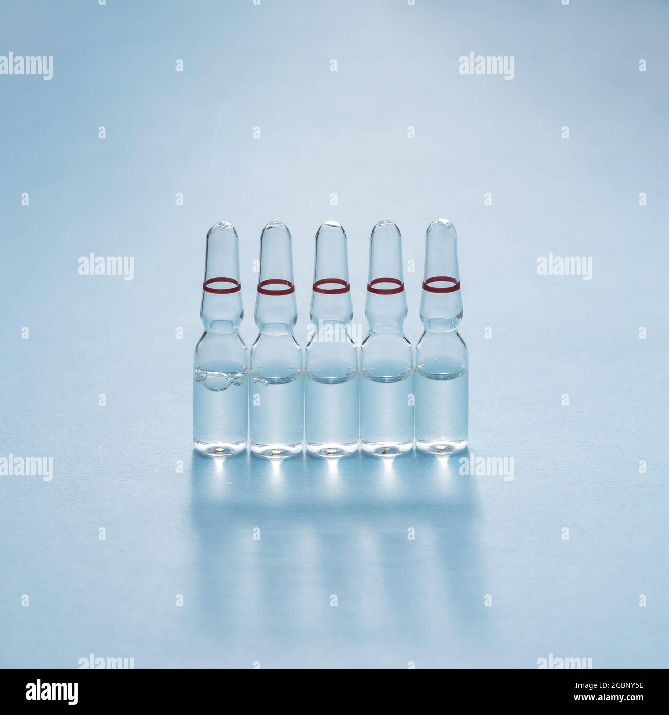 Fiale di vetro con medicinale, vaccino per preparazioni mediche e cosmetiche  composizione da ampolle con ombre Foto stock - Alamy