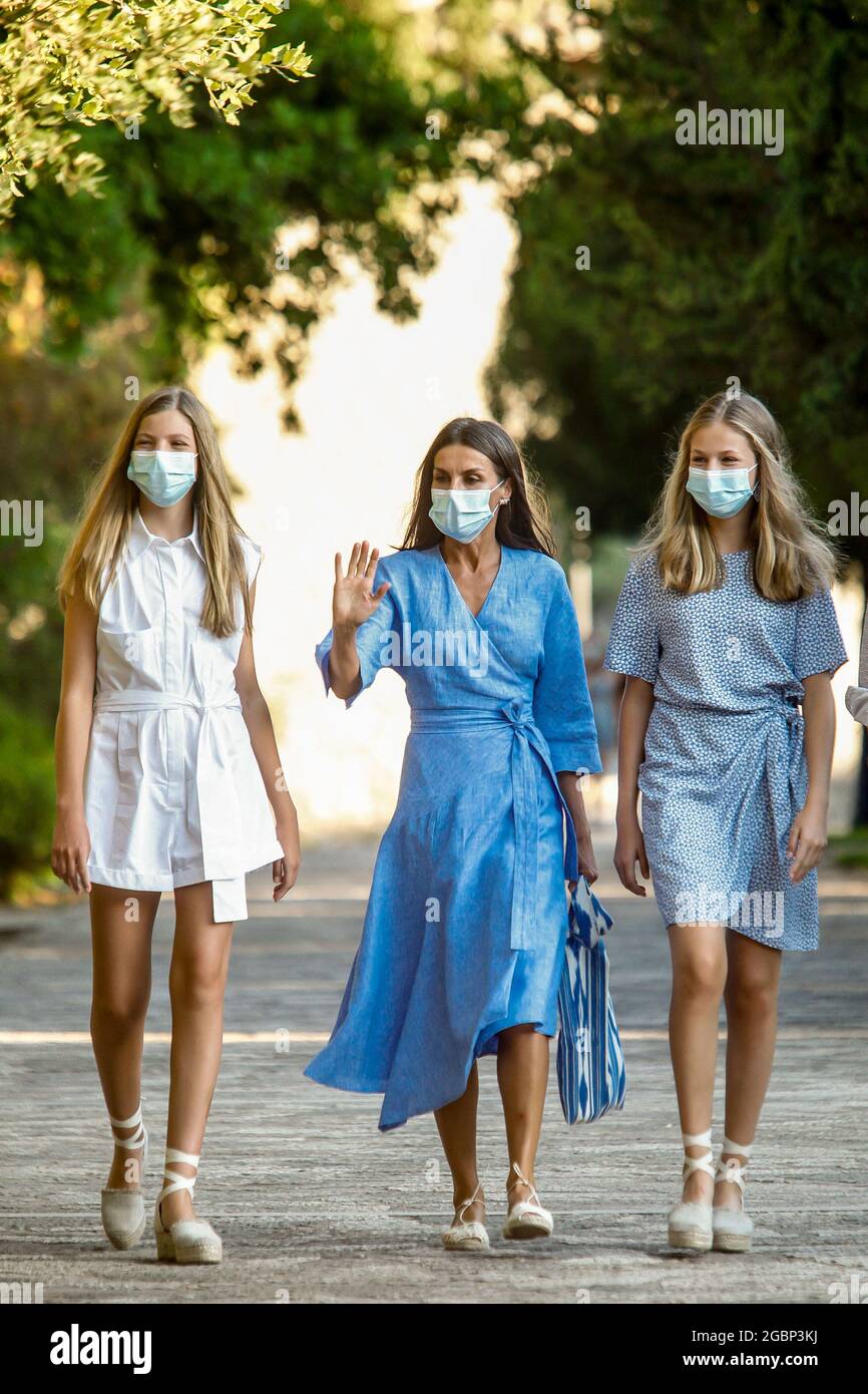 La regina Letizia e le sue figlie la principessa ereditaria Leonor e l'Infanta Sofia di Spagna visitano il Centro di Interpretazione del paesaggio naturale della Sierra di Tramontana e il Santuario di Lluc durante le loro vacanze estive a Maiorca, isole Baleari, Spagna, 4 agosto 2021. Foto di Archie Andrews/ABACAPRESS.COM Foto Stock