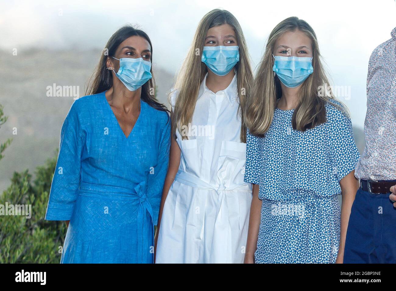 La regina Letizia e le sue figlie la principessa ereditaria Leonor e l'Infanta Sofia di Spagna visitano il Centro di Interpretazione del paesaggio naturale della Sierra di Tramontana e il Santuario di Lluc durante le loro vacanze estive a Maiorca, isole Baleari, Spagna, 4 agosto 2021. Foto di Archie Andrews/ABACAPRESS.COM Foto Stock