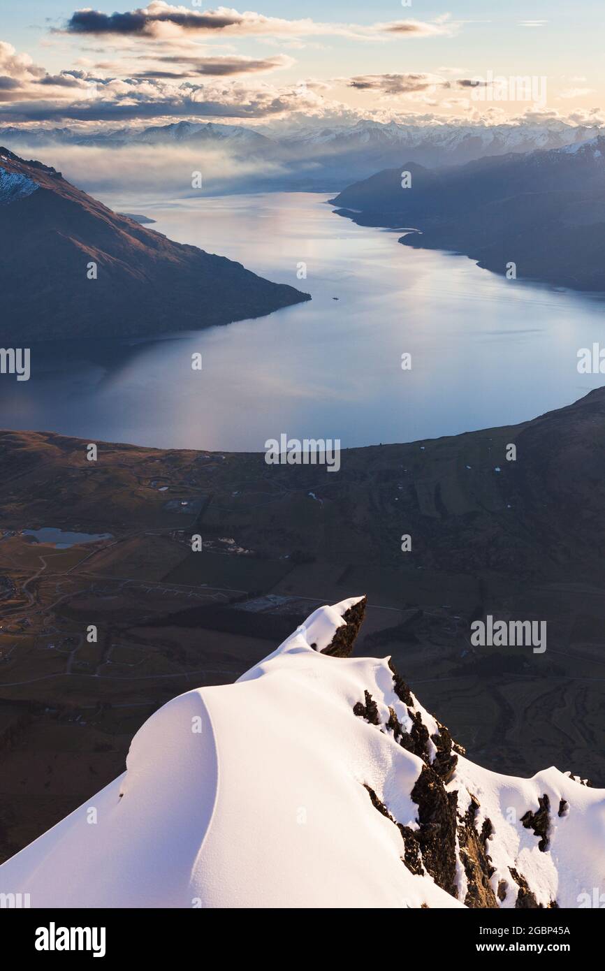 Un dito di roccia coperto di neve punta verso Queenstown e il lago Wakatipu, Queens Drive, Remarkables, Nuova Zelanda Foto Stock