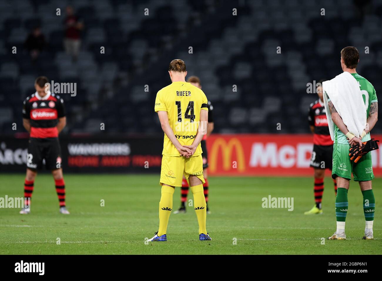 SYDNEY, AUSTRALIA - 15 MARZO: Un momento di silenzio è stato osservato in occasione del due anni di vittime della moschea di Christchurch che ha sparato prima della partita di calcio Hyundai A-League tra il Western Sydney Wanderers FC e Wellington Phoenix il 15 marzo 2021 al Bankwest Stadium di Sydney, Australia. Credit: Steven Markham/Speed Media/Alamy Live News Foto Stock