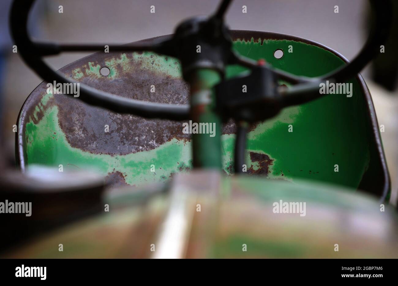 Durach, Germania. 3 agosto 2021. Un vecchio trattore Deutz D 25 con un sedile arrugginito si trova in un'azienda agricola. Credit: Karl-Josef Hildenbrand/dpa/Alamy Live News Foto Stock