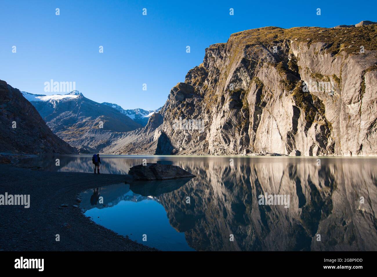 Escursionista al lago Douglas Glacier Terminal sotto le pendici del Gladiator, Westland Tai Poutini National Park, Nuova Zelanda Foto Stock