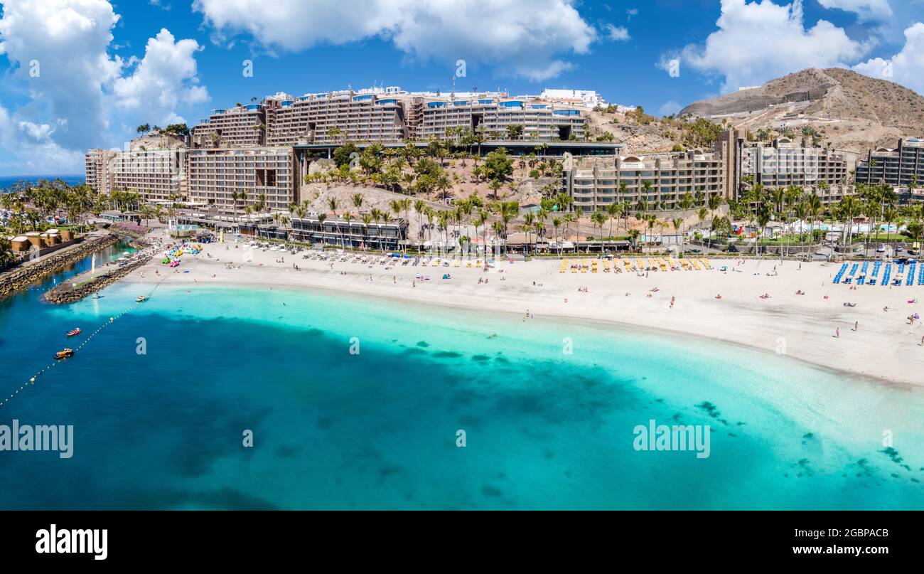Vista aerea con spiaggia e resort Anfi, Gran Canaria, Spagna Foto Stock